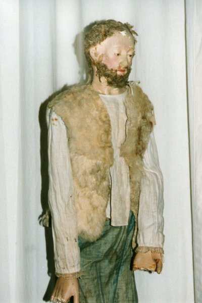 statua del presepe prima del restauro